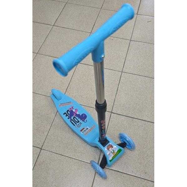 Тротинетка със светещи гуми