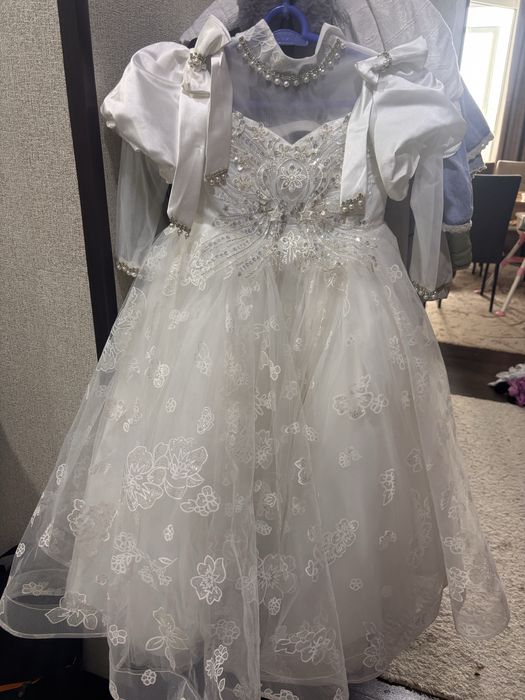 Нарядное красивое платье белый