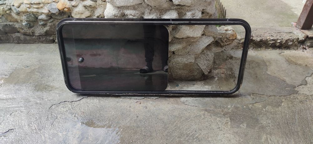 Geam despărțitor dube, dublă deschidere.