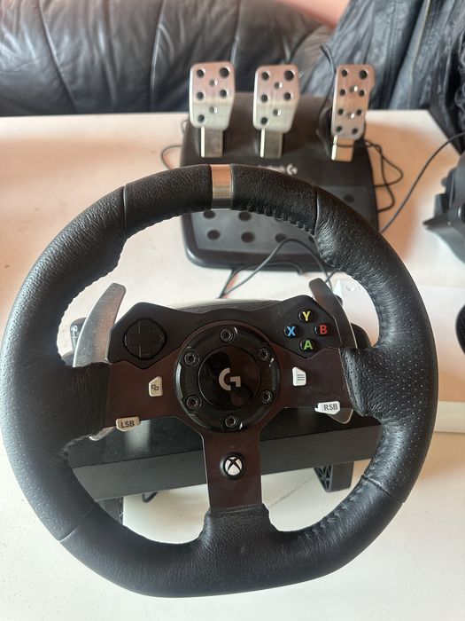 Xbox series s в много добро състояние с волан,педали и скоростен лост
