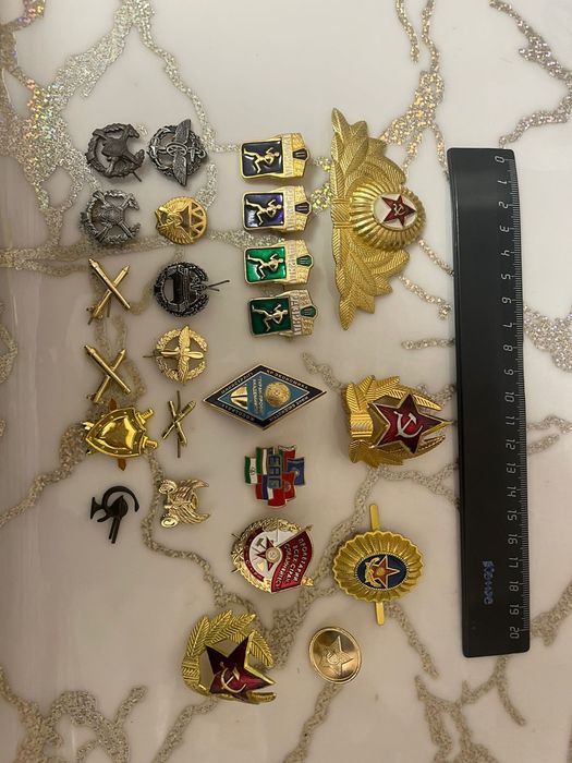 значки спортивные, военные, кокарды советские и новые