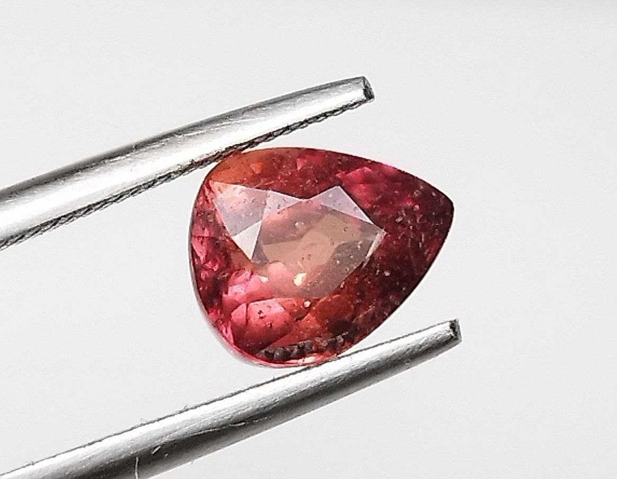 Рядък Ненагряван Падпараджа Сапфир 1.55кт с Цвят на Лотос при Залез!