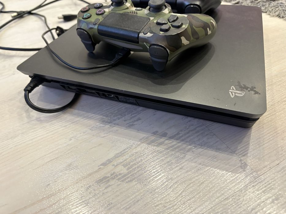 Ps4 плайстейшън 4 с два джойстика.