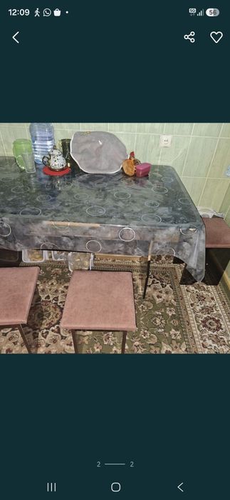 Кухонный стол с тремя табуретками