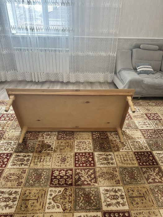 Небольшой деревянный стол