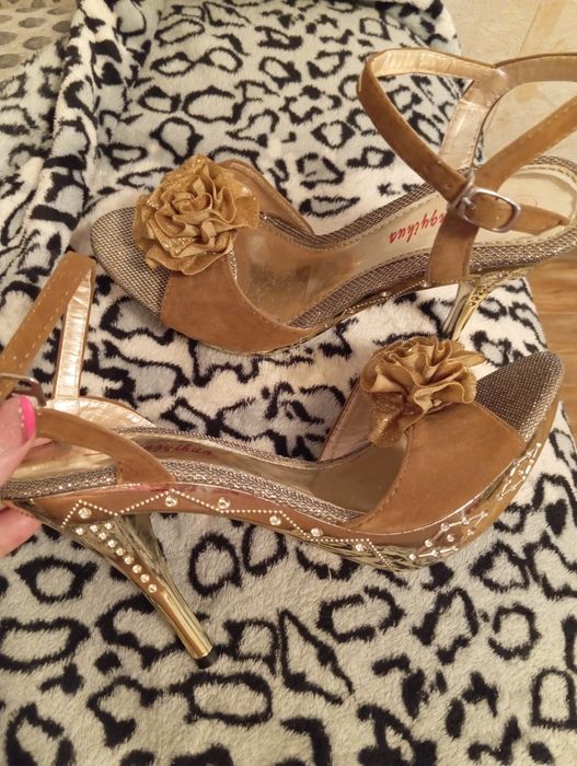 Продам новые босоножки