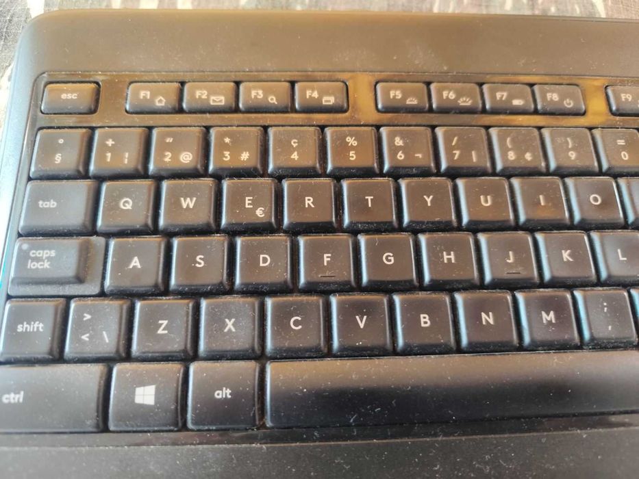 Клавиатура безжична черна Logitech K800 + приемник