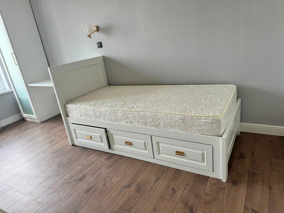 Продам спальный гарнитур