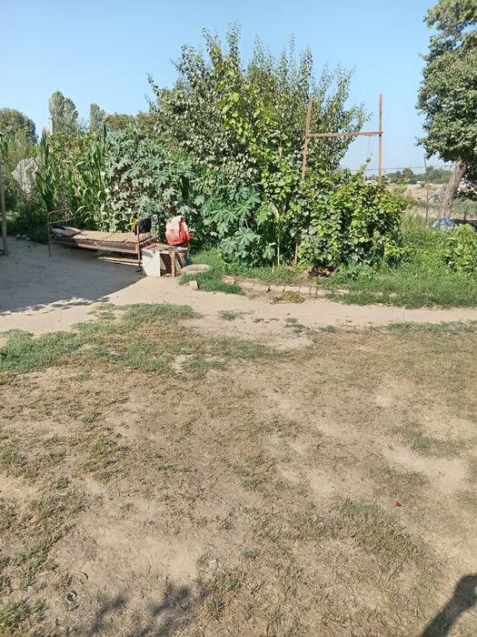 СРОЧНО ПРОДАЁТСЯ ЗЕМЛЯ, с небольшим домиком! Янгиюль