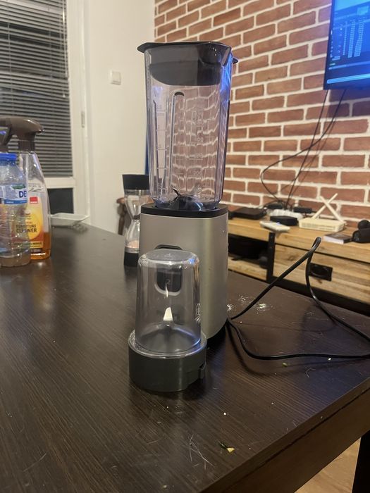 Блендер Phillips HR2604/80, 350 W, в скорости.