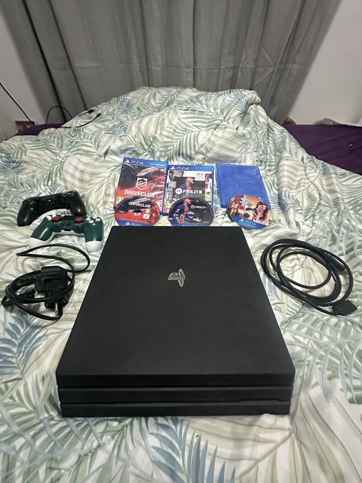 Vand ps4 pro cu jocuri si 2manete