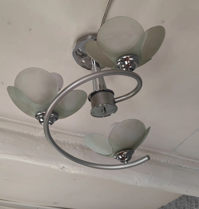 Продам люстру 2 штуки