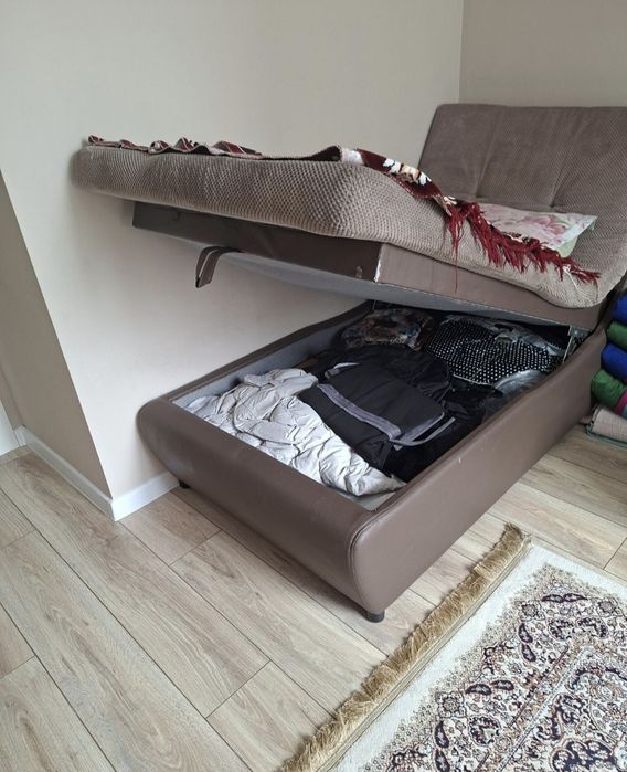 Продаю срочно диван