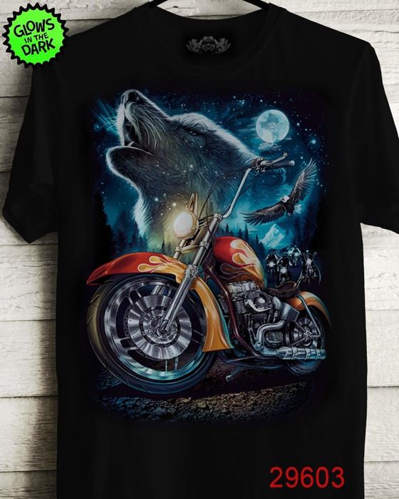Тази ярка и впечатляваща тениска с гръмко светещ принт на вълк и мотор