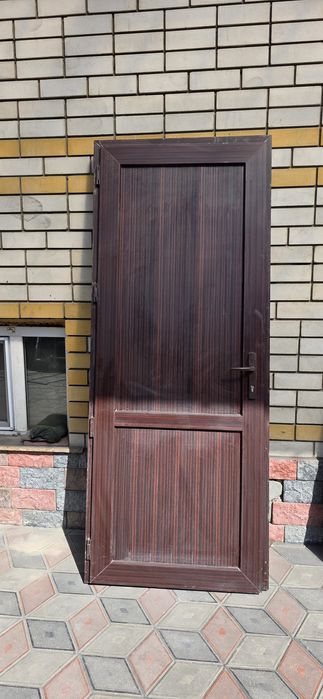 Продам дверь пластик б/у