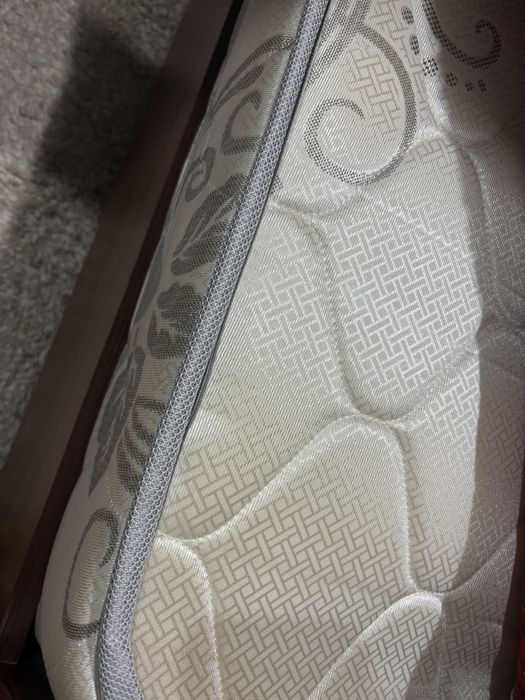 Продам кровать,тумбочки