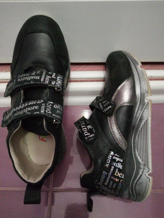 Два вида спортни обувки номер 36