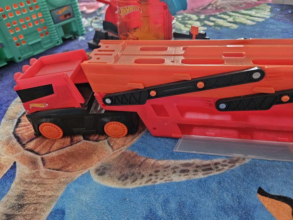 Camion, pista sI garaj Hotweels