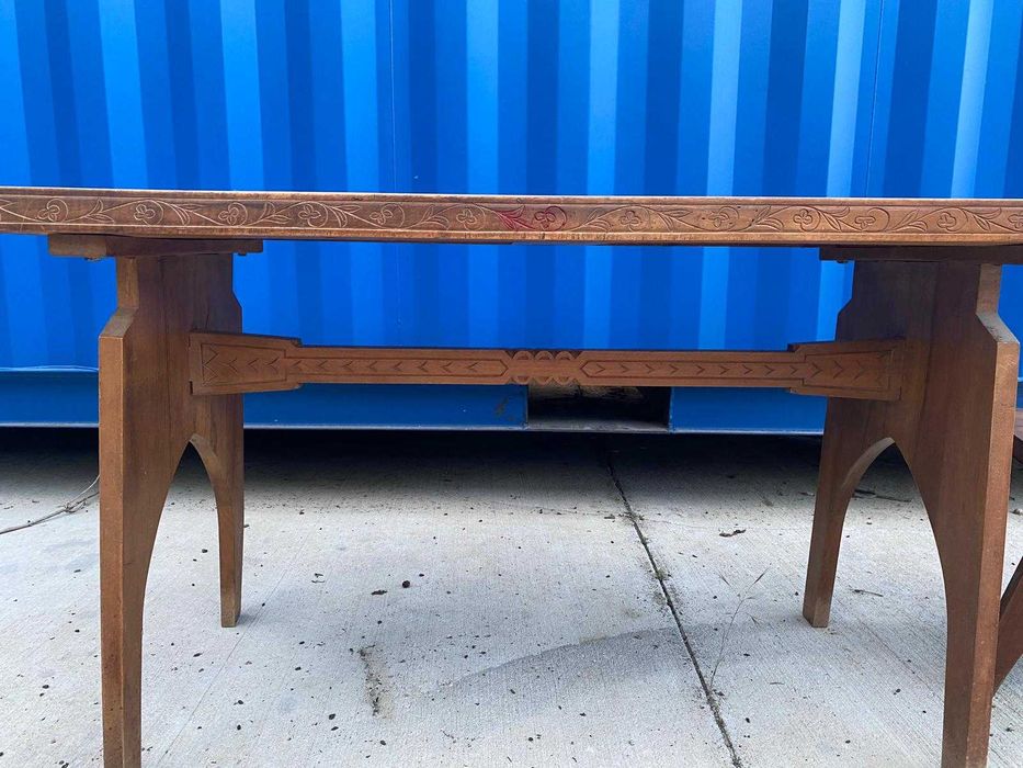 masa cu scaune sculptate cu motive traditionale