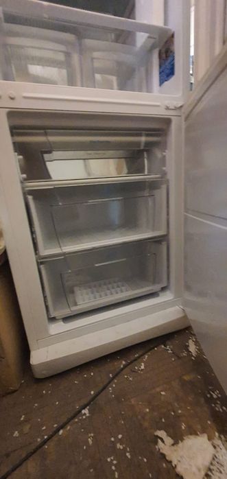 Продаю 2 холодильника Индезит SB185