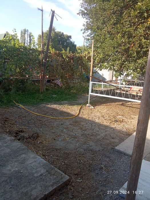 Uy srochna sotiladi 3 sotiq 3xona