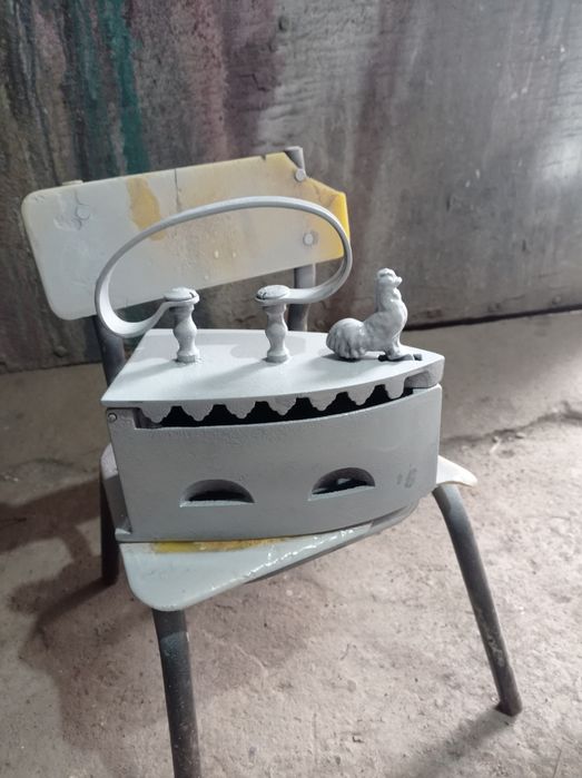 Старинный чугунный утюг