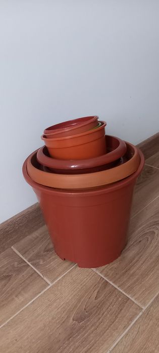 Продам горшки для цветов пластиковые.