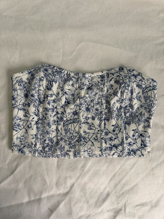 Топ без презрамки, бял със сини цветя
