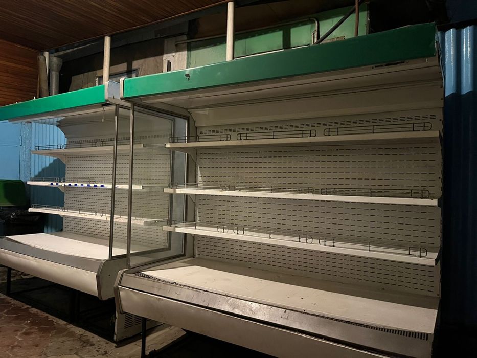 Пристенный холодильник витрина