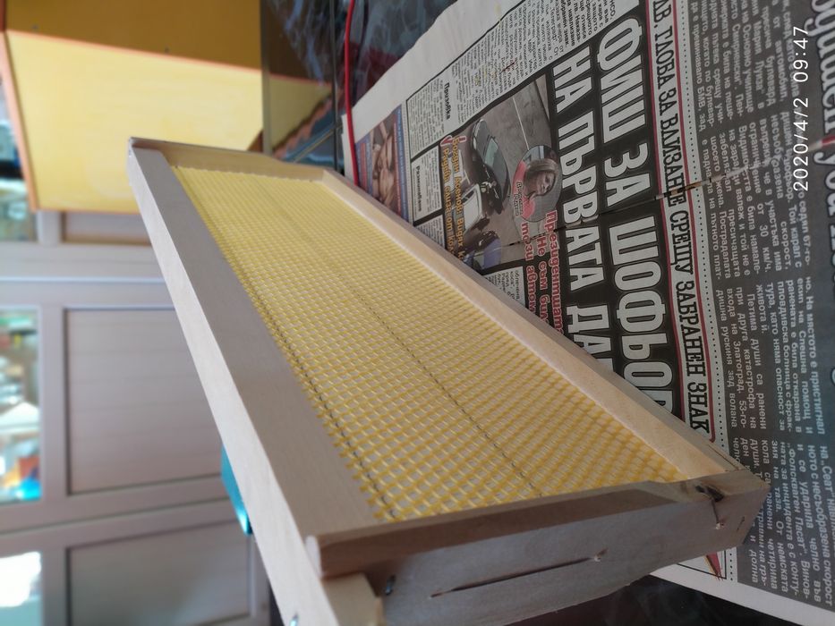 Пчелни рамки със залепени Восъчни основи