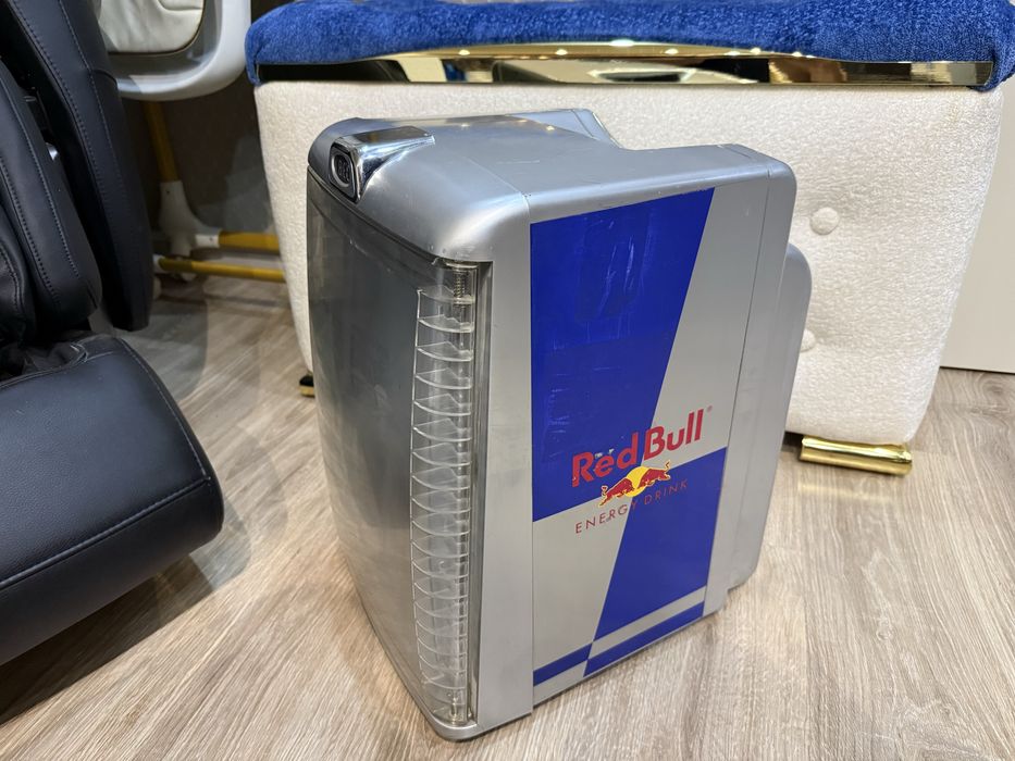 * мини холодильник RED BULL не большой очень удобный