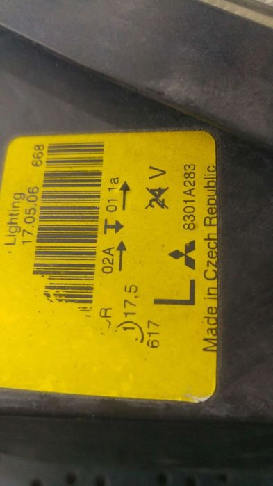 Far stanga mitsubishi colt 6 z3 a z2 a 8301a283