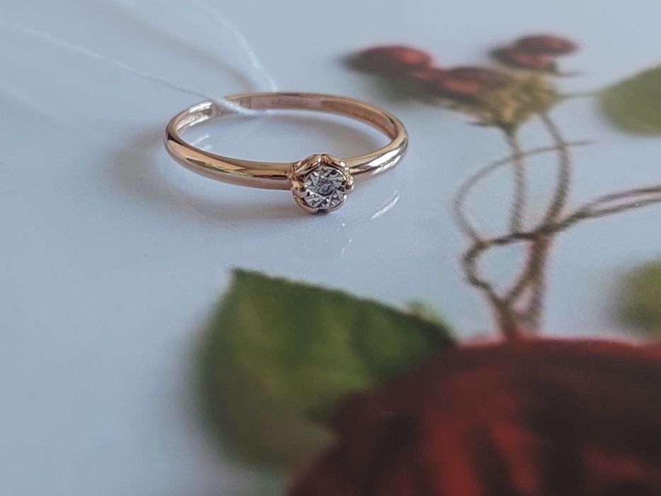 Золотое кольцо с бриллиантом