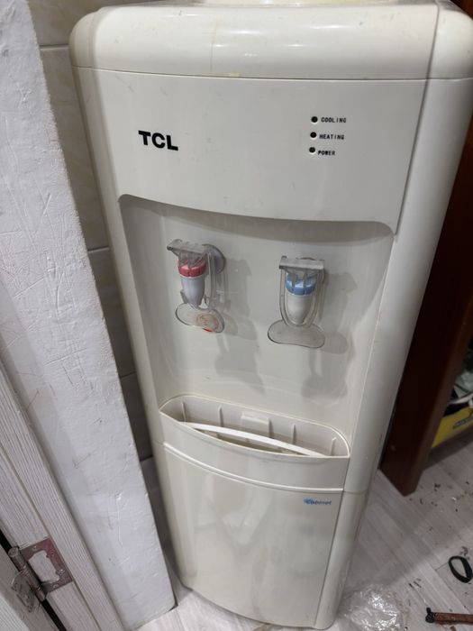 Кулер для воды . Горячая и холодная .