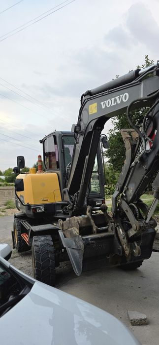 Ekskavator volvo 60 sotiladi