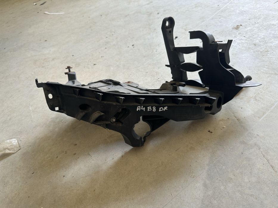 Suport far / trager dreapta fata Audi A4 B8 - 8K0805608A