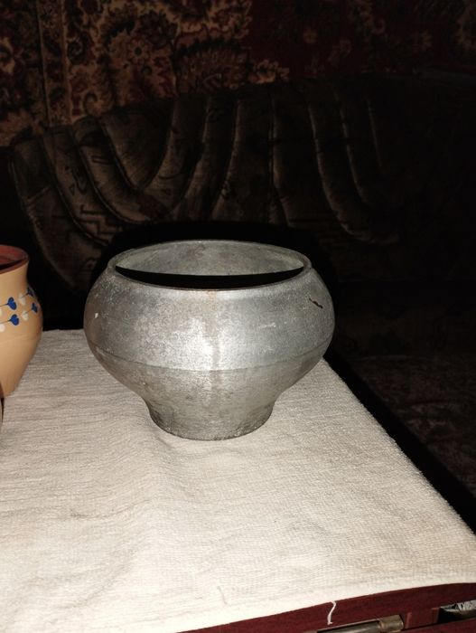 Горшок чугунный и глиняные