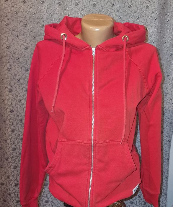 Продаются вещи женские.