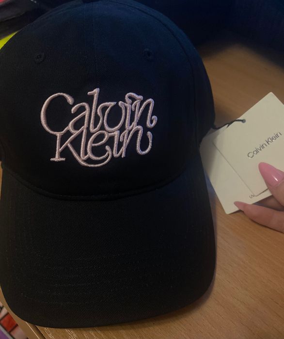 НОВА и ОРИГИНАЛНА шапка Calvin Klein с UV защита, нова с етикети