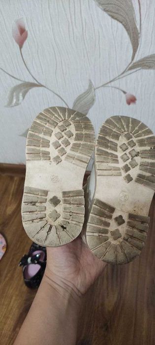 Сапоги детские белые на 2-3 года, 2-3 yoshli bolalar uchun oq etiklar