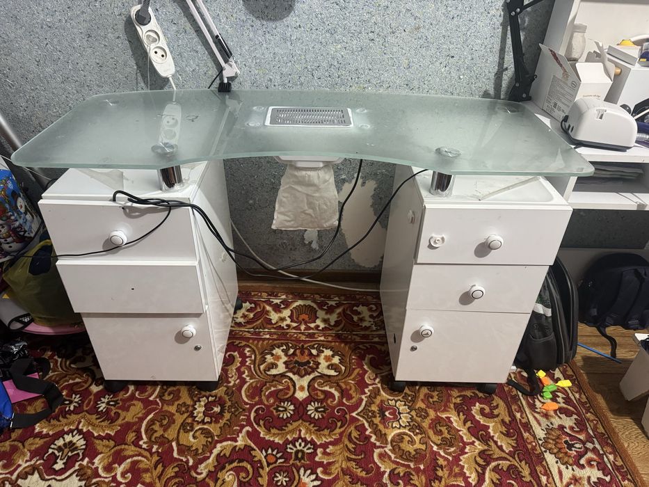 Маникюрный стол с встроенным пылесосом