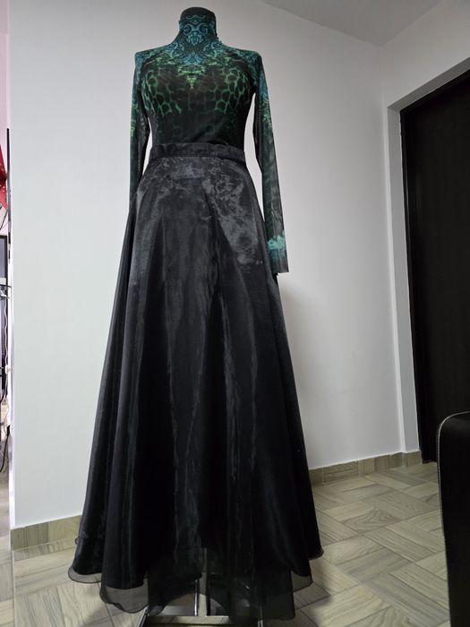 Fusta ampla lunga din tull, model superb, prezintă captuseala