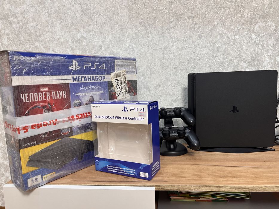 Продам прошитую Playstation 4 slim 1 tb