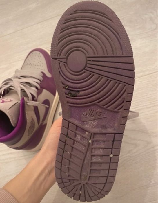 Jordan 1 mid magenta