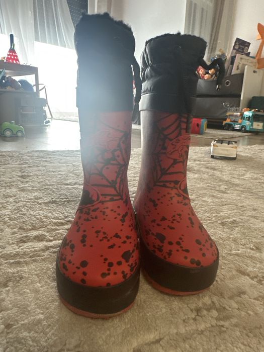 Cizme cauciuc îmblănite Spider-Man – mărimea 22 (15 cm)