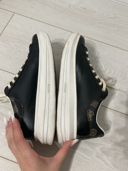 Adidasi Guess marimea 38