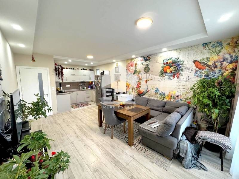 Продава се Тристаен апартамент в Варна, Бриз - 100 кв.м за 2350 €/кв.м - Снимка #1