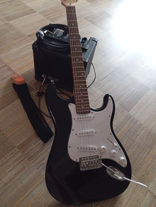 Продается электрогитара Stratocaster с звукоусилителем.