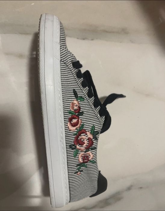 Pantofi cu dungi si flori