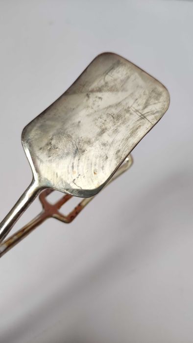 Посребрена щипка за сервиране